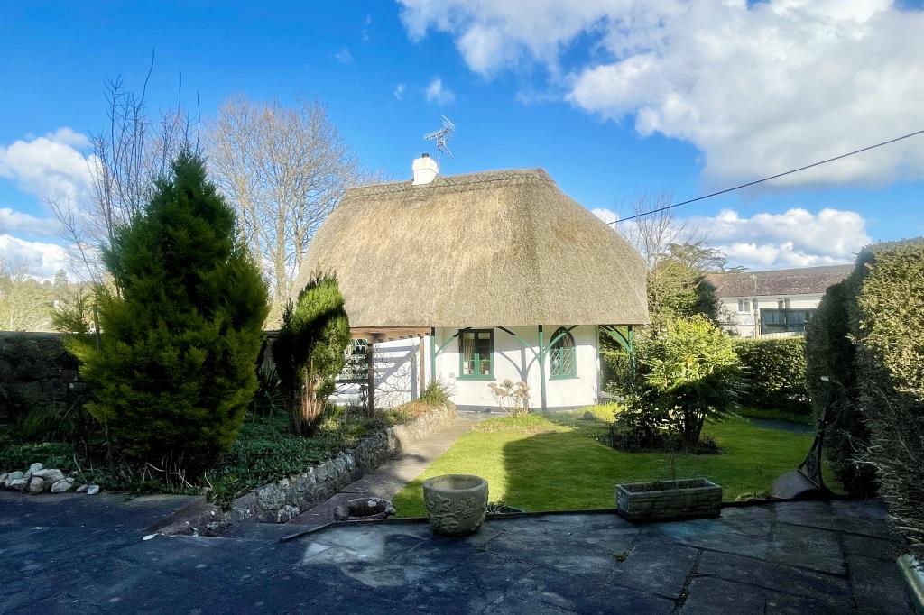 Lot: 99 - CHARMING DETACHED THATCHED COTTAGE FOR UPDATING -